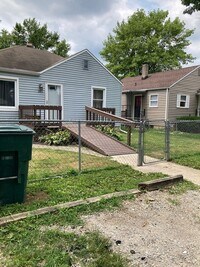 Building Photo - 2 bedroom with fenced in yard