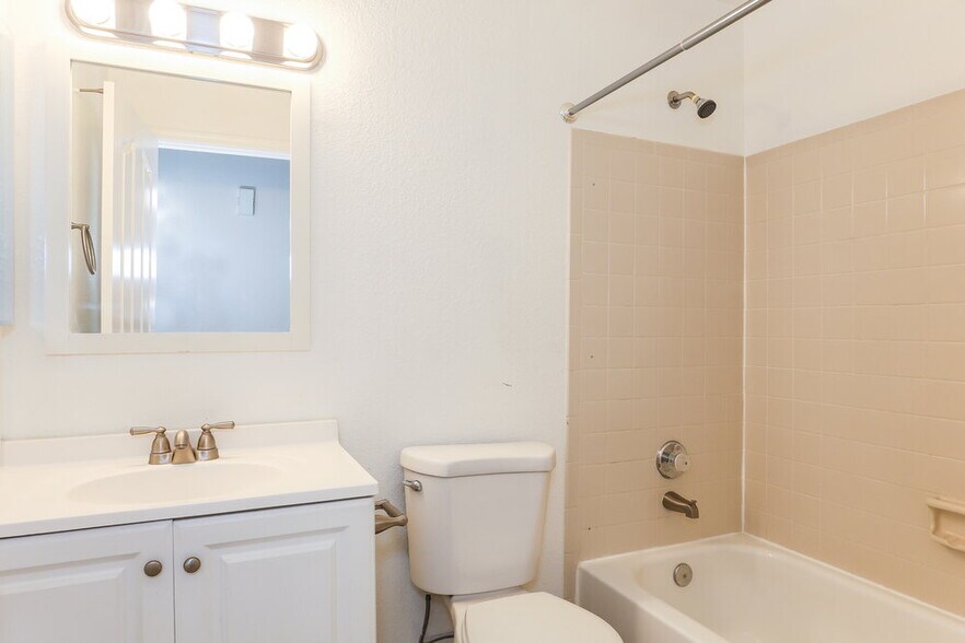 Building Photo - 4452 E Wildwood Dr