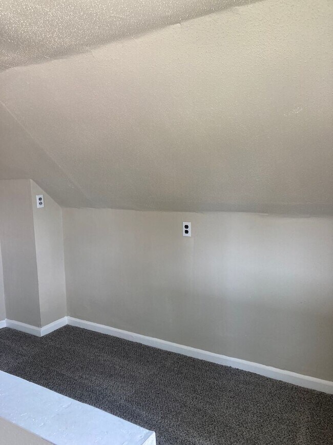 Building Photo - 3 Bedroom 2 Bathroom East Side Home