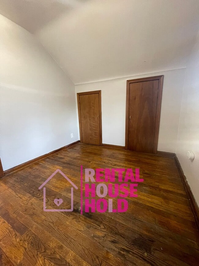 Building Photo - ~ 3 BEDROOM 1 BATH BUNGALOW SECURTIY DEPOSIT SPECIAL ~$500