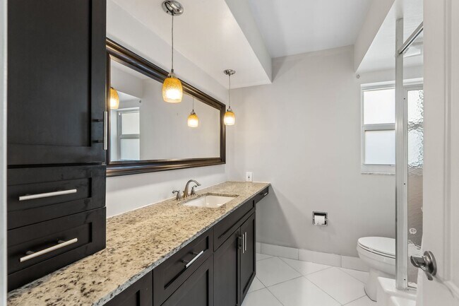 Building Photo - Single Family home on quiet street steps from the Intracoastal and Dining