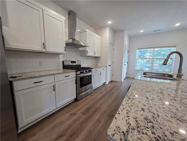 Building Photo - 805 N Crater Ave