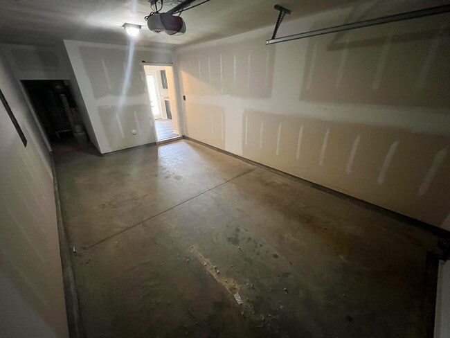 Building Photo - Beautiful 3 bedroom, 2 1/2 bathroom home i...