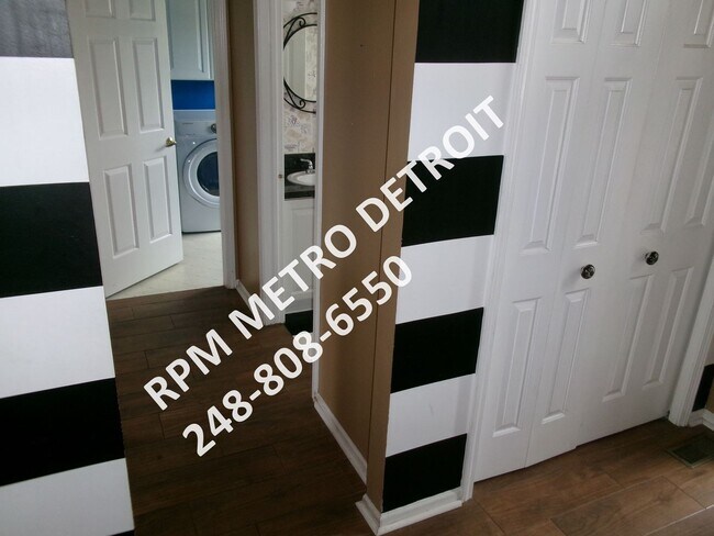 Building Photo - SPACIOUS HOME IN BROWNSTOWN