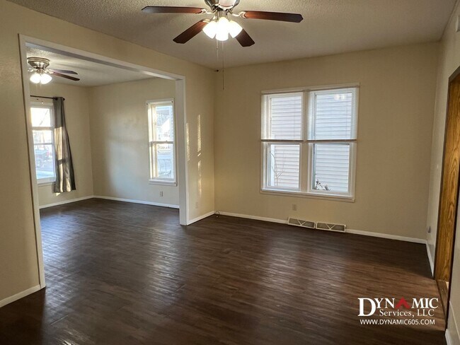 Building Photo - 813-815 S Summit Ave