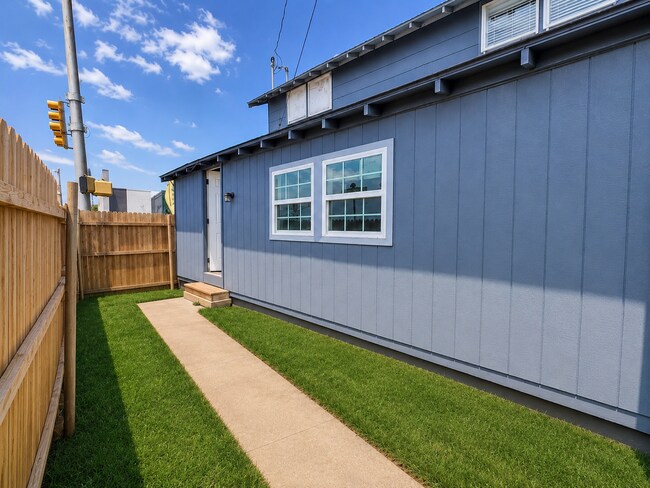 Building Photo - 3/2 Bungalo-style off Birchman