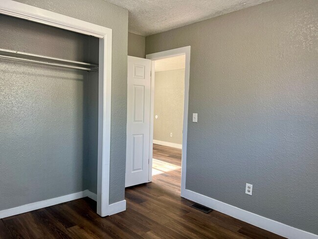 Building Photo - Backside Duplex in Park Hill Available!