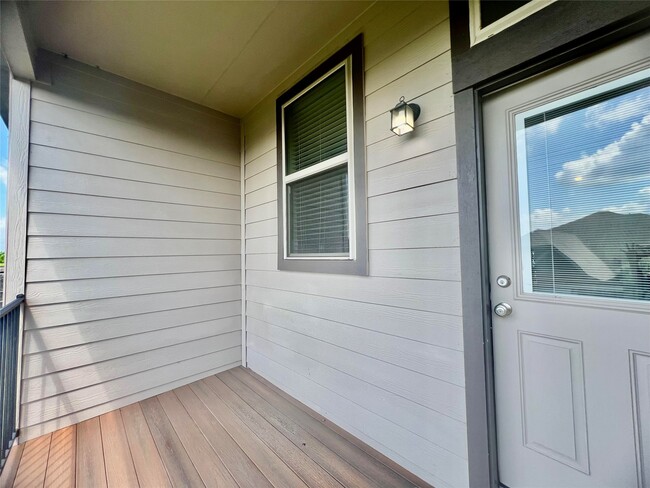 Building Photo - 8758 Laurel Crest Dr