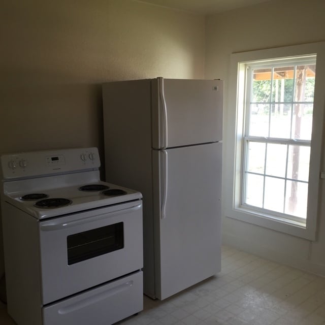 Building Photo - UPDATED HOME WITH 2 BEDROOMS