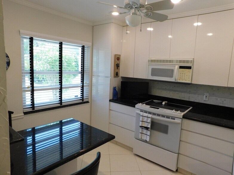 Building Photo - 9285 Vista del Lago