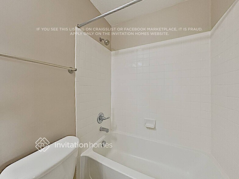 Building Photo - 712 Willow Dr