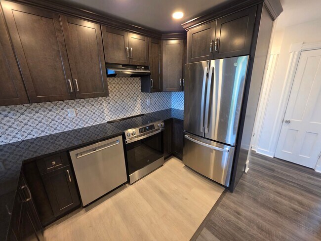 Building Photo - Newly Renovated 2 Bedroom Apartment - Poug...