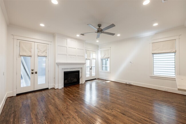 Building Photo - 828 E 28th St