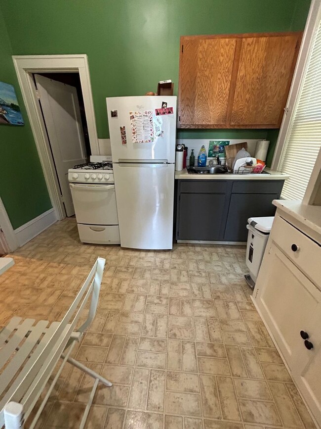 Building Photo - Cute 1 Bedroom 1 Bathroom Apartment