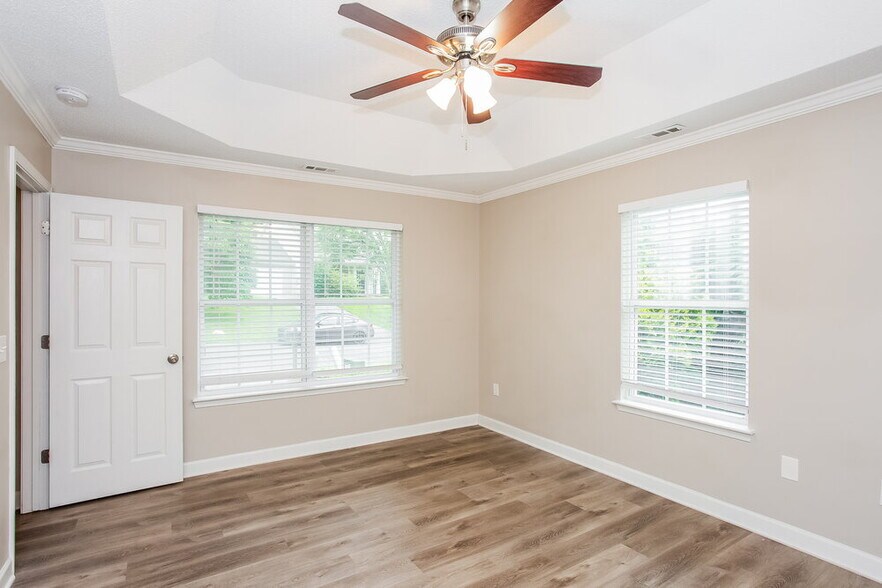 Building Photo - 711 Continental Dr