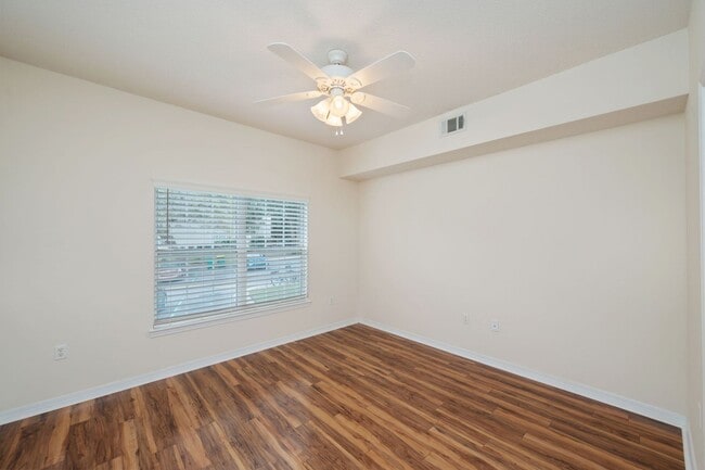 Building Photo - Spacious 2-Bedroom Condo at The Oaks – Pri...