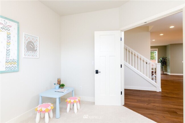 Building Photo - 4 Bedroom Oversized Home in Mountlake Terrace- Office Space and Charging Station