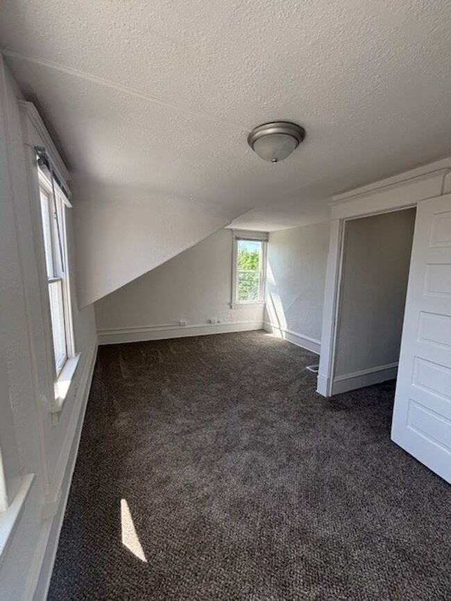 Building Photo - 2 Bed 1 Bath Updated Home