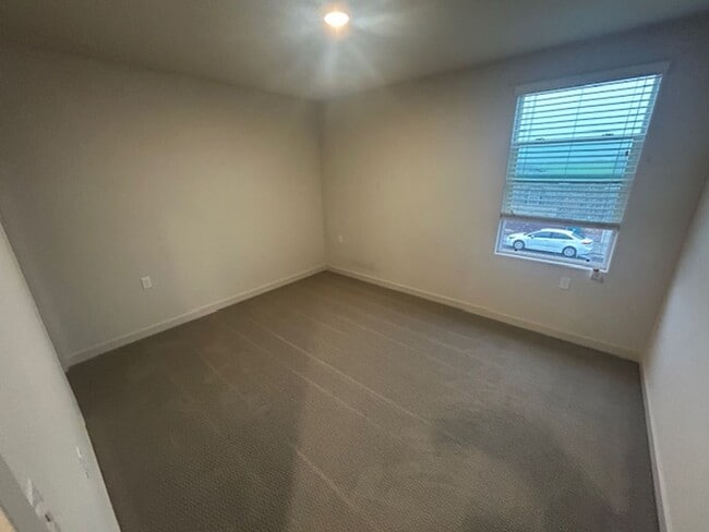 Building Photo - Newer 5 Bedroom 3 Bathroom in Tulare!