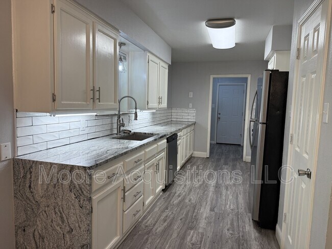 Building Photo - 3601 Oakwood Dr