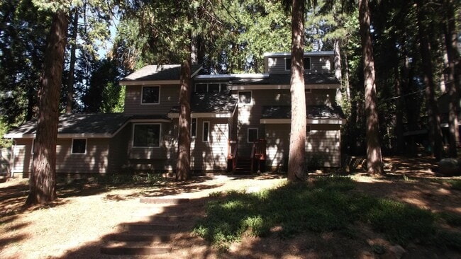 Building Photo - Fabulous 3 bedroom home near Jenkinson Lake.
