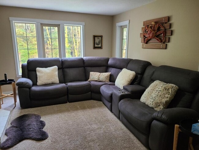 Building Photo - 389 Yasek Loop