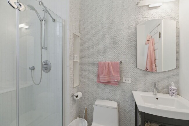 Building Photo - 850 W Oakdale Ave