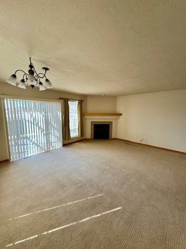 Building Photo - 2 Bedroom, 2 Bathroom Townhouse