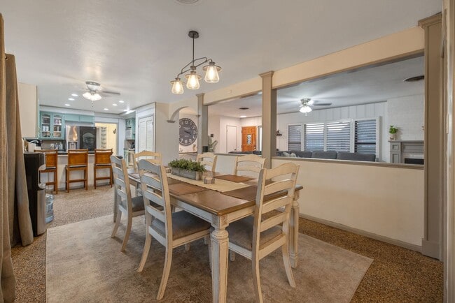 Building Photo - 3 bedroom 2 bath with Pool and Solar