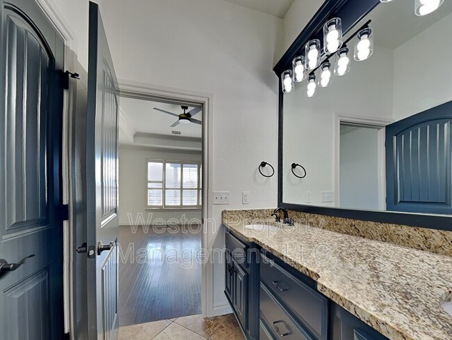 Building Photo - 2008 SE 9th St