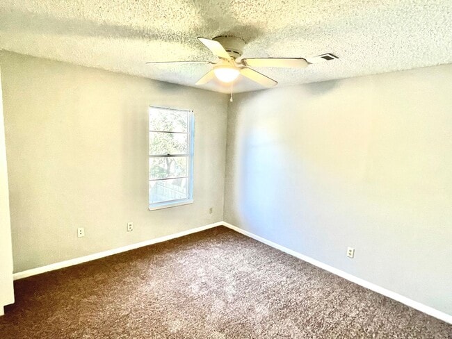 Building Photo - Upstairs Duplex in Southwest Austin!
