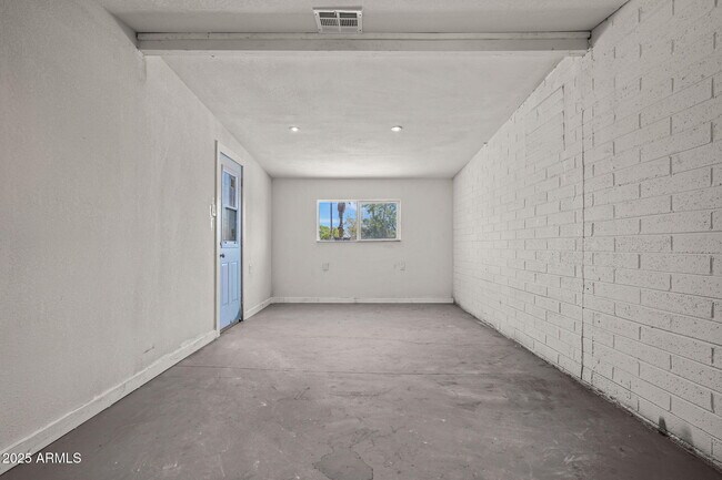 Building Photo - 1120 E Mission Ln