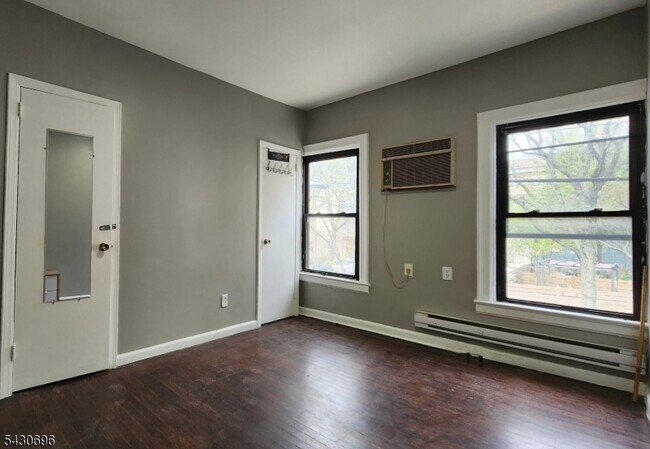 Building Photo - 423 2nd St