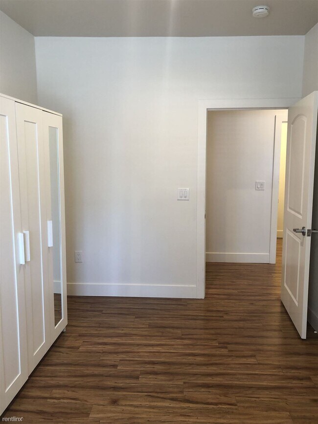 Building Photo - 3 br, 1 bath 4plex - 2100 Market St #B