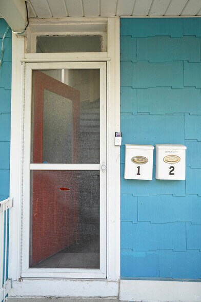 Front entrance main door - 413 19th Ave NE