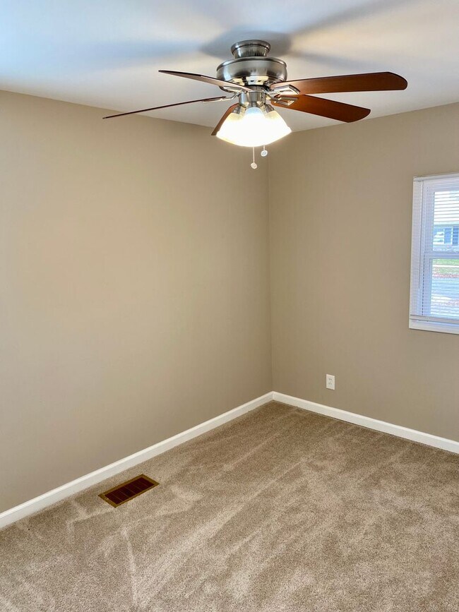 Building Photo - Move In Ready! Beautiful 3B 1b home in Lindenwood Park