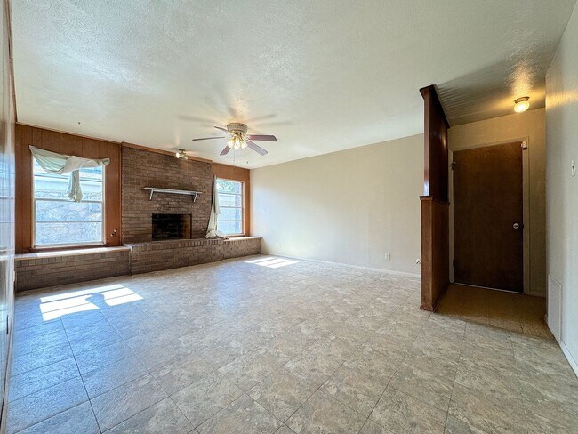 Building Photo - East El Paso 4 bed Refrig A/C