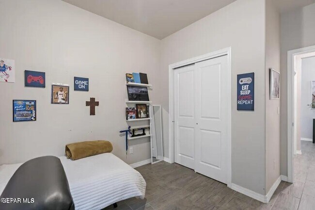 Building Photo - 930 Bicknor Pl