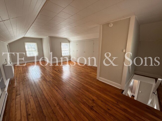 Building Photo - Charming 2BR Home Near Silas Creek Pkwy with Hardwood Floors & Carport