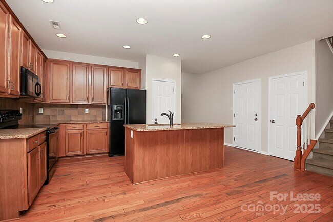 Building Photo - 10323 Dominion Village Dr
