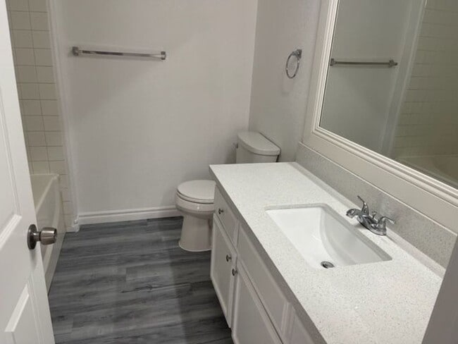 Building Photo - 2 Bedroom Condo in Silverado Ranch!