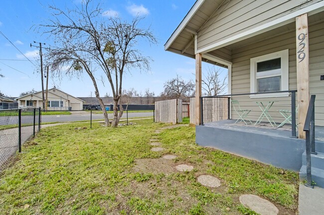 Building Photo - Beautifully Remodeled 3-Bedroom Home with Modern Upgrades