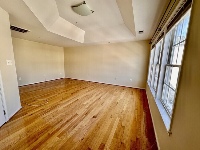 Building Photo - 917 Crestfield Dr