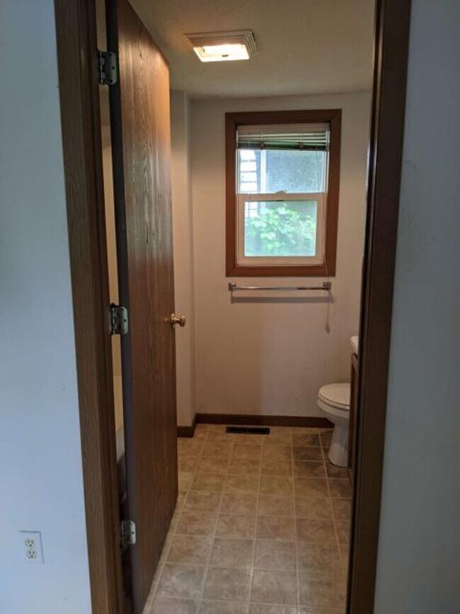 Building Photo - 912/914 E Jefferson St