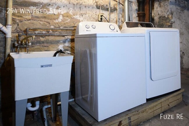 Building Photo - 294 Winifred St E