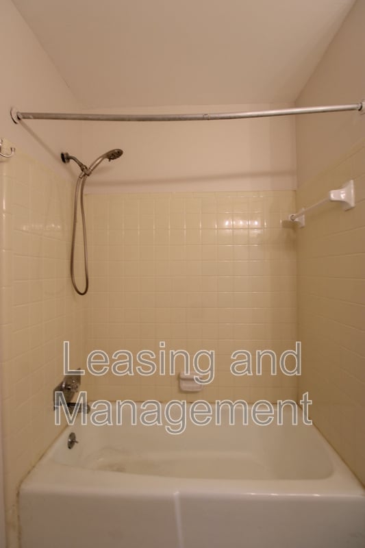 Building Photo - 305 Millcreek Dr