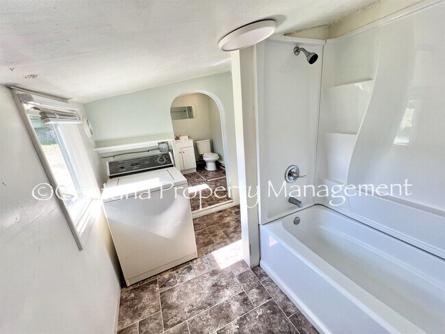 Building Photo - Pet friendly house on Washington!