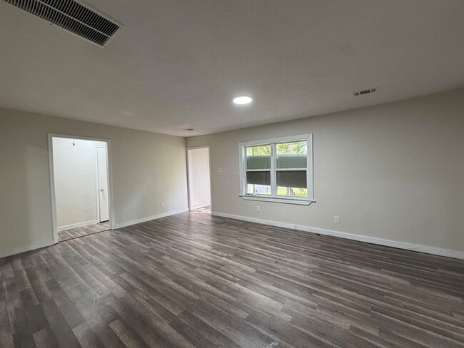 Building Photo - 8 E Brooks Rd