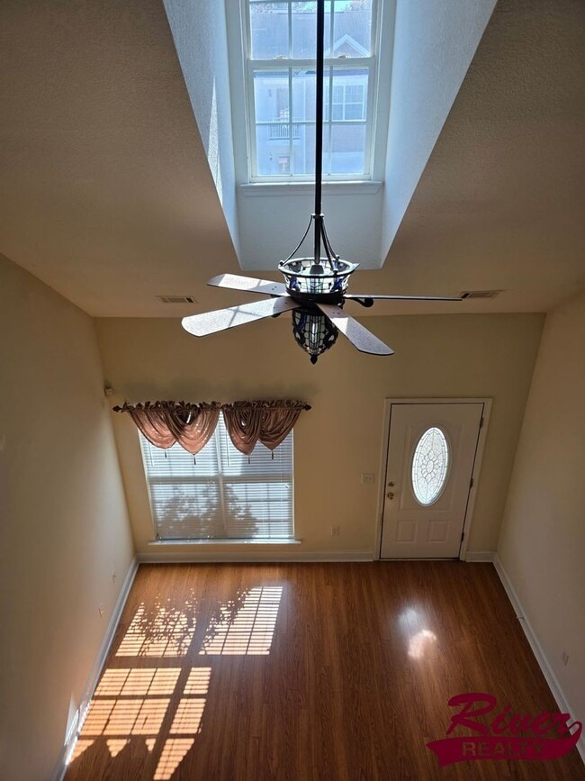 Building Photo - 3 Bedroom 2 Bath Townhome