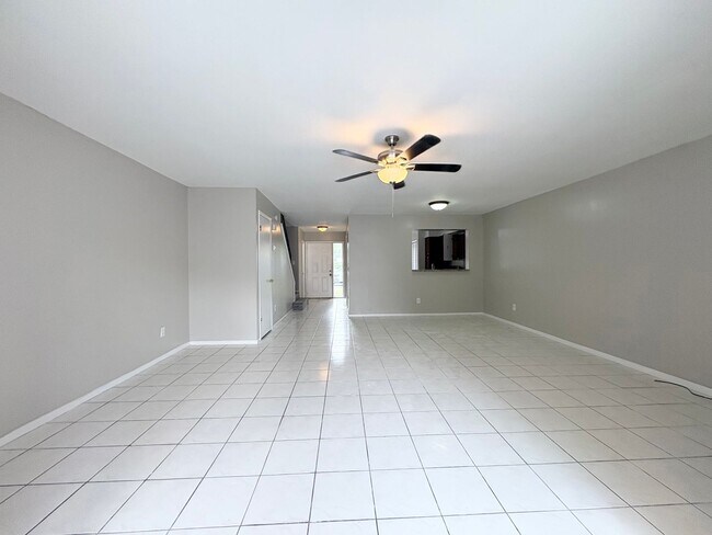 Building Photo - 3B/2.5B Townhome Unit ~ Beacon Hill Community ~ Carpet Free